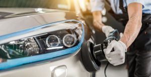 Profissional-realizando-polimento-tecnico-em-carro-para-restaurar-o-brilho-da-pintura-automotiva