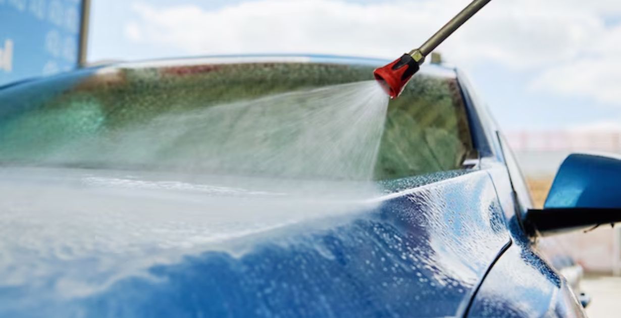 carro-azul-sendo-lavado