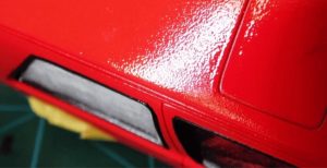 carro-vermelho-com-pintura-automotiva-casca-de-laranja