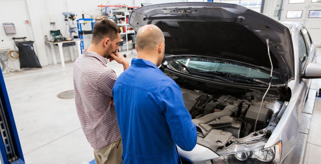 dois-homens-analisando-dentro-do-capo-do-carro