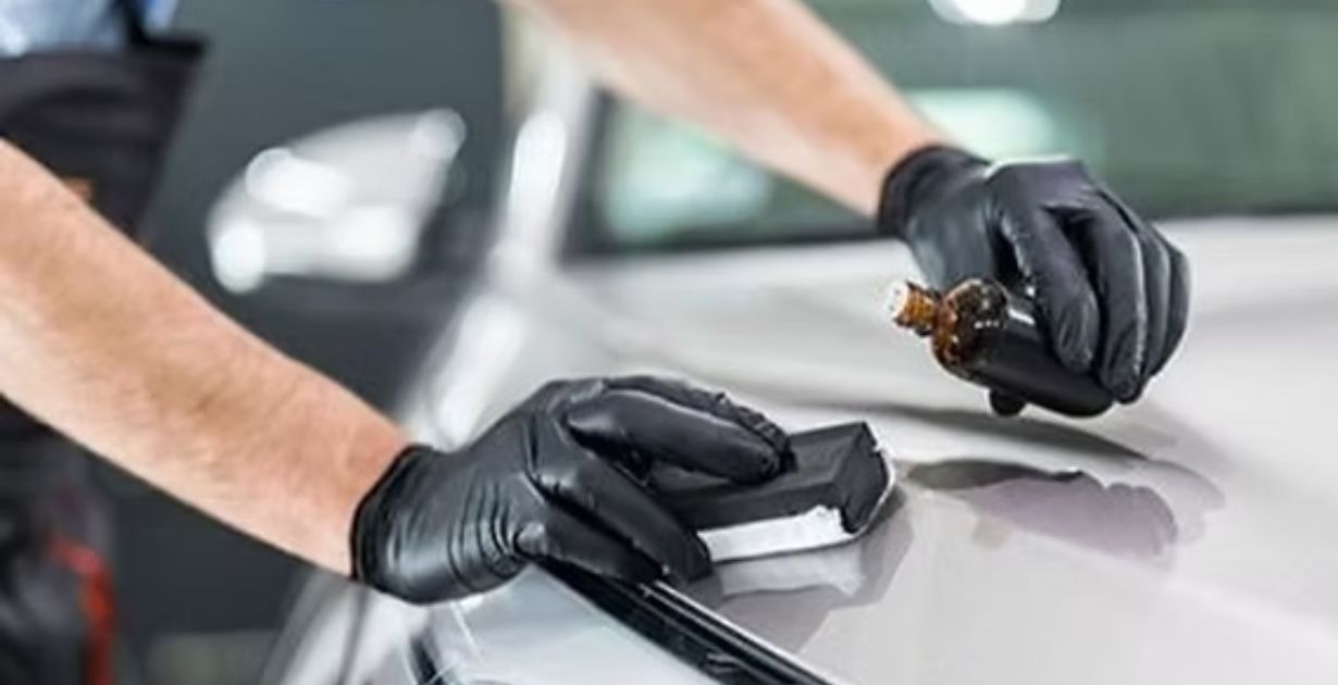 homem-aplicando-produto-no-carro