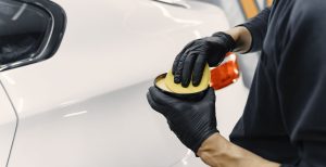 homem-cuidando-da-protecao-da-pintura-do-carro-com-produto