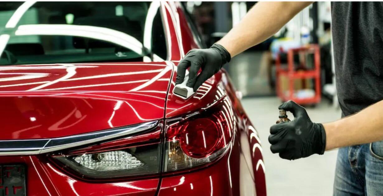 homem-cuidando-da-vitrificacao-do-carro-vermelho