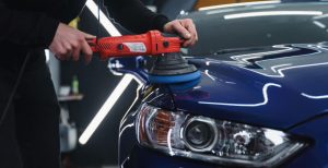 homem-fazendo-o-polimento-tecnico-no-carro-azul-com-brilho