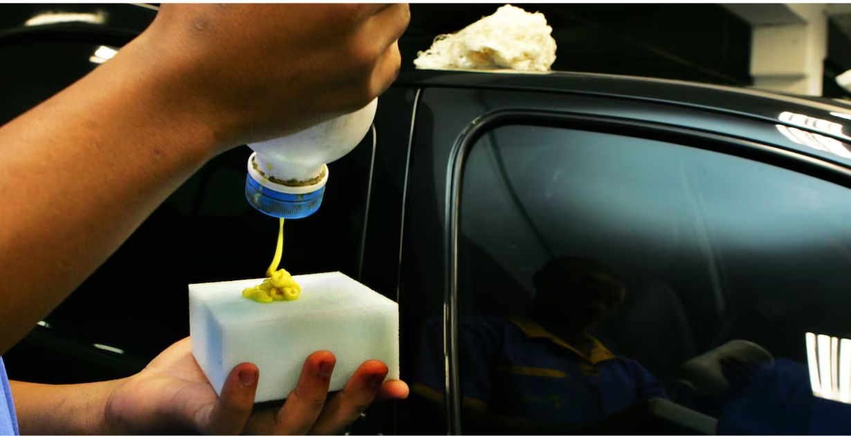 homemcuidando-da-protecao-da-pintura-do-carro