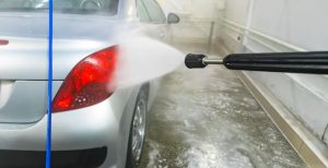 lavando-o-carro-para-prepara-lo-para-vender