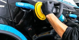 moco-polindo-o-carro-preto