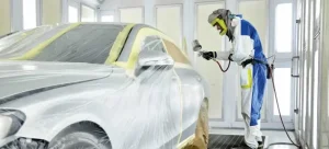 pintura-automotiva-profissional-carro-prata-sendo-pintado-em-oficina