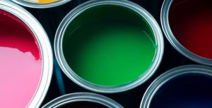 varias-latas-de-tintas-automotivas-de-diferentes-cores