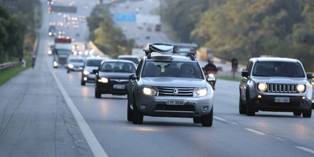 Carros-em-rodovia-mostrando-a-importancia-de-avaliar-funilaria-e-pintura-antes-de-viagens-longas