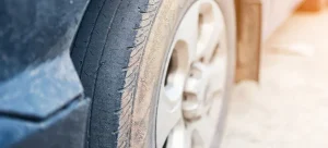 carro-que-precisa-trocar-o-pneu