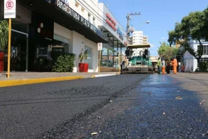 Rua de Araçatuba em recapeamento, mostrando como o asfalto novo pode acelerar o desgaste dos pneus
