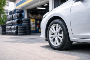 pneu-em-sao-jose-do-rio-preto-mostrando-desgaste-e-indicador-TWI.