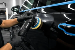 Correcao-de-casca-de-laranja-com-polimento-tecnico-em-porta-de-carro-preto-utilizando-politriz-profissional-e-acabamento-refinado