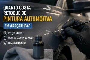 Retoque-de-pintura-automotiva-em-carro-cinza-escuro-com-profissional-realizando-correcao-localizada-de-risco-na-lataria-em-oficina-especializada