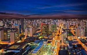 Vista-urbana-de-Campinas-com-transito-intenso-e-grande-circulacao-de-veiculos-no-centro-da-cidade