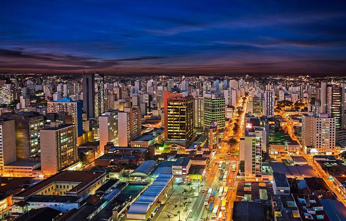Vista-urbana-de-Campinas-com-transito-intenso-e-grande-circulacao-de-veiculos-no-centro-da-cidade
