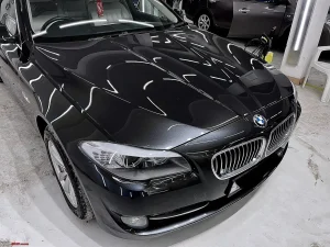 Detalhes do anexoCapo-de-BMW-preta-exibindo-reflexo-perfeito-da-iluminacao-apos-polimento-tecnico-e-recuperacao-do-verniz-automotivo.