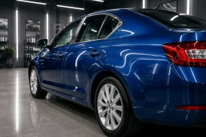 Carro-azul-com-pintura-automotiva-finalizada-em-estudio-automotivo-moderno_-destacando-brilho-intens