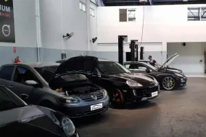Oficina-de-polimento-tecnico-com-varios-veiculos-recebendo-servicos-de-correcao-de-pintura-e-acabamento-automotivo-premium